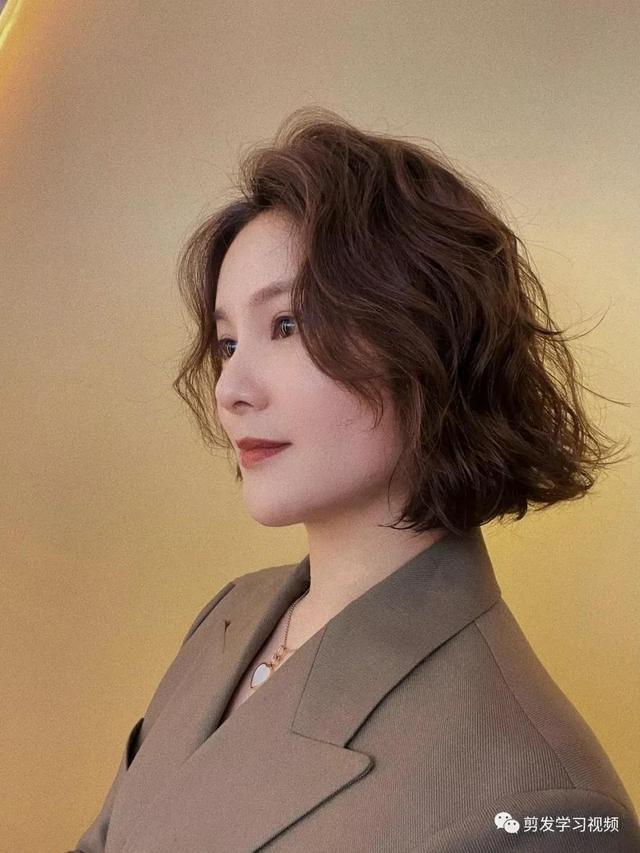最新短发烫发造型，展现变化之美与自信成就的力量